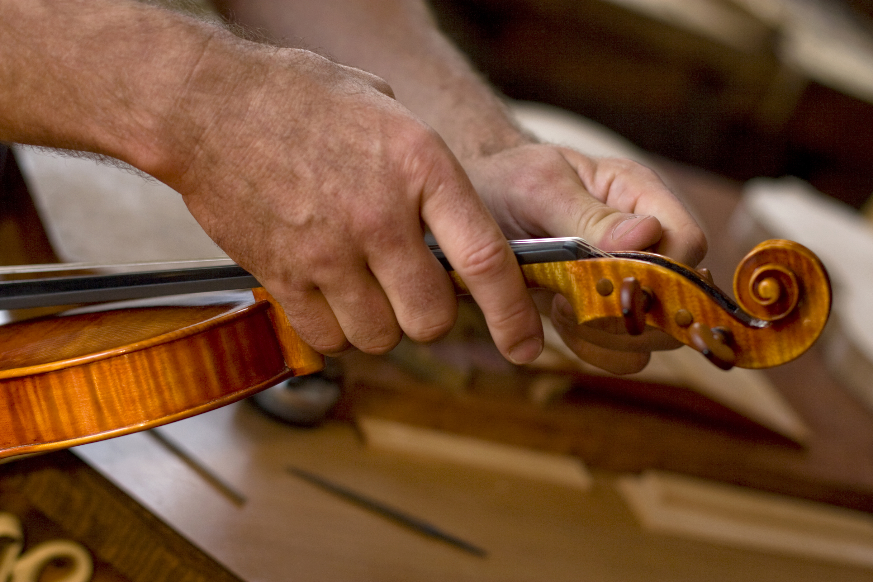Musikinstrumentenbau im Vogtland, Fertigung einer Geige, Foto: Christoph Beer